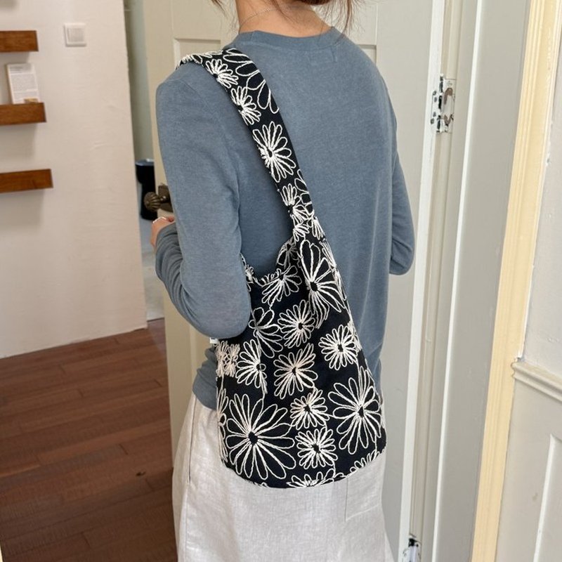Women Black White Floral Hobo  - Hobo Bag Slouchy ulasan dan harga